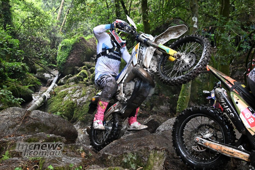 Билли Болт проводит свой Husqvarna через скользкий каменный участок на прошлых выходных в XL Lagares. Болт доминировал для
