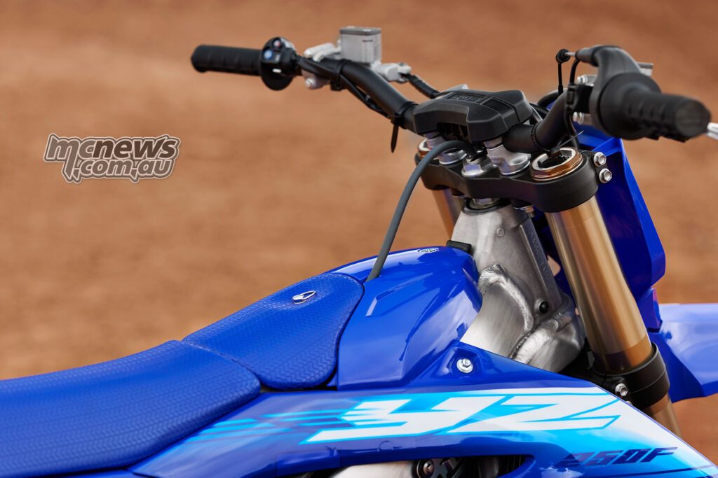 Кокпит YZ250F 2027 года сохраняет привычную мотокроссовую компоновку, а приложение Yamaha Power Tuner берёт на себя большую