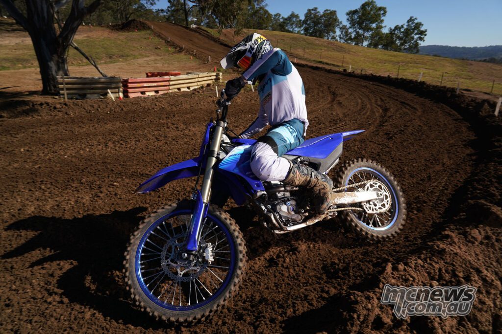Ощущение передка — одно из главных улучшений 2027 года: теперь YZ250F заметно охотнее держит плотную траекторию в колейных