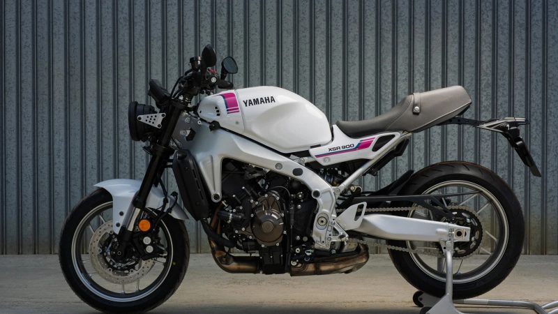 Yamaha XSR900 получила стильную расцветку Neon White