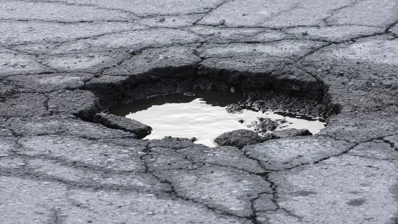 Правительство заявляет о прогрессе в борьбе с выбоинами, но стали ли дороги Великобритании лучше для мотоциклистов?