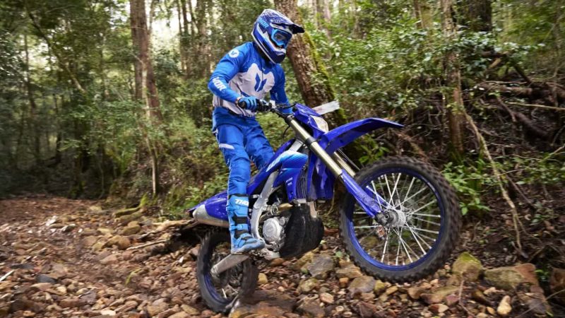 У Yamaha WR450F и так хватало мощности. Поэтому Yamaha доработала всё остальное