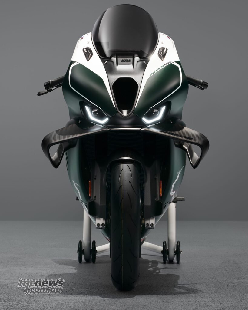 British Racing Green, белые элементы номерной таблички и карбоновые аэродетали придают TT-версии BMW серьёзный и собранный