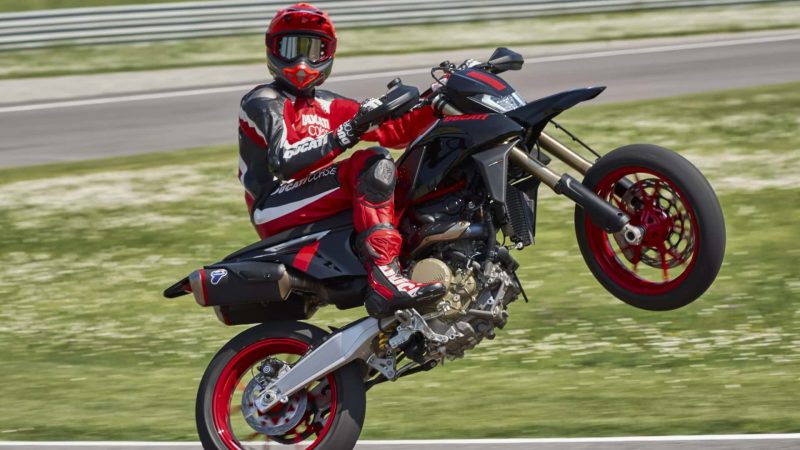 Новый затемнённый Ducati Hypermotard выглядит как суперзлодей на супермо