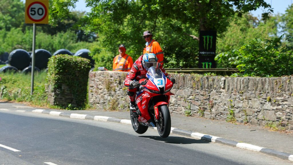Харрисон разгружает CBR600RR в прыжке над дорогой: темп Honda в Supersport добавляет ещё один класс к его и без того