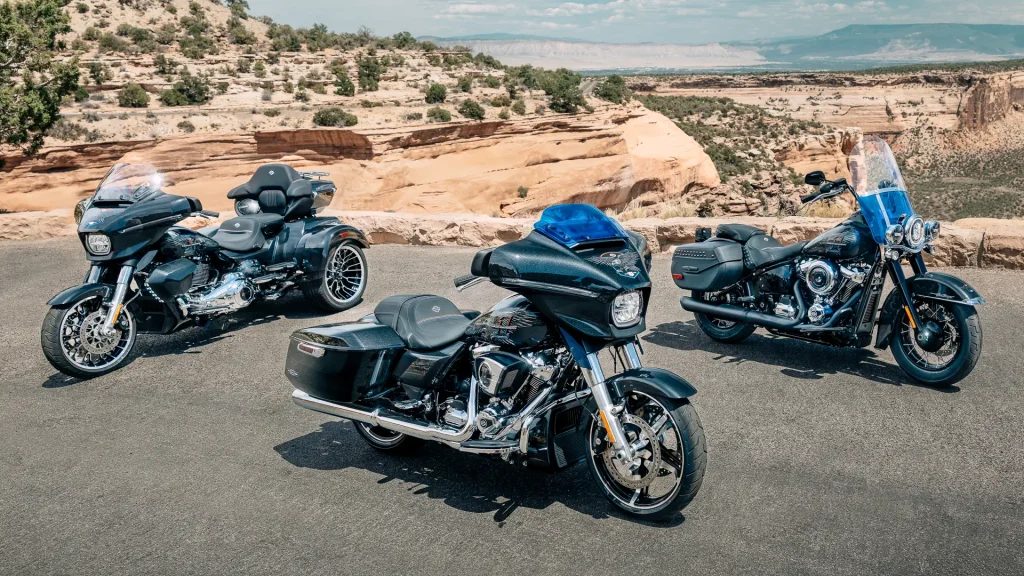 Коллекция Liberty Edition 2026 года. Слева направо: трицикл Street Glide 3 Limited, Street Glide и Heritage Classic.
