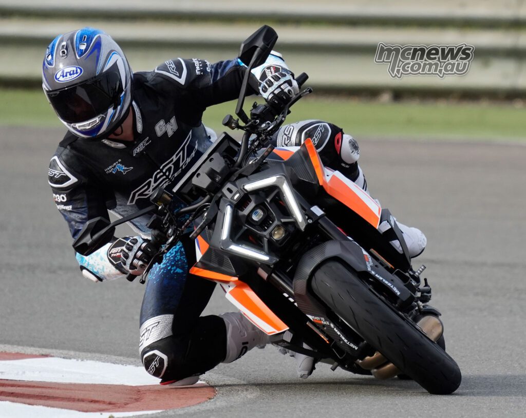 Rennie также протестировал Sportec 01 RS на KTM 1390 Super Duke RR.