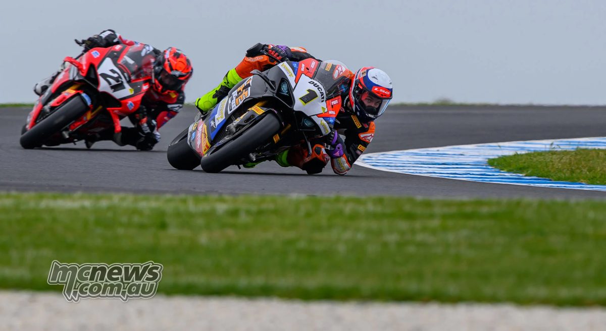 Harrison Voight лидирует перед бывшим напарником Josh Waters; их первая гонка в разных лагерях Ducati завершилась третьим и