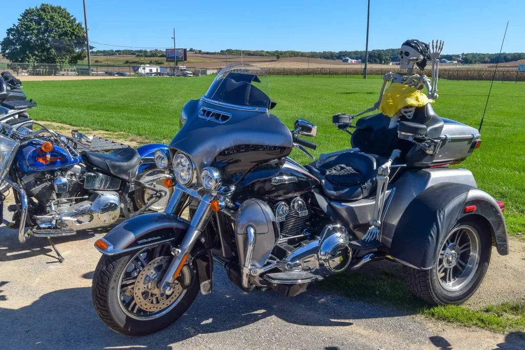 Этот Harley-Davidson Tri Glide появился в Пайн-Блаффе с очень лёгким пассажиром на заднем сиденье, уже готовым к Хэллоуину