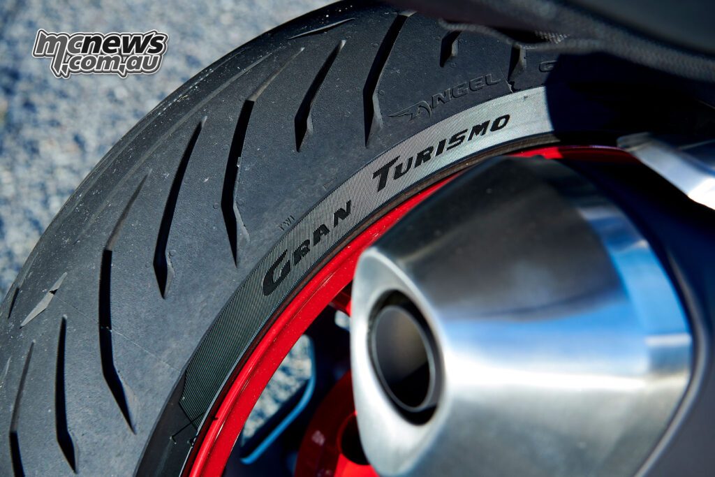 Спортивно-туринговые шины Pirelli Angel GT II подчеркивают ориентацию SV-7GX на асфальт