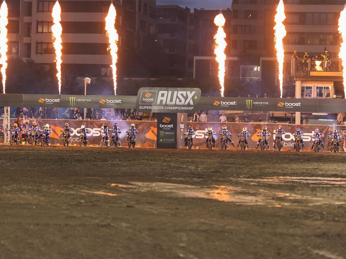 Фейерверк на фоне гонщиков Кубка YZ65 на старте Melbourne Supercross в 2025 году