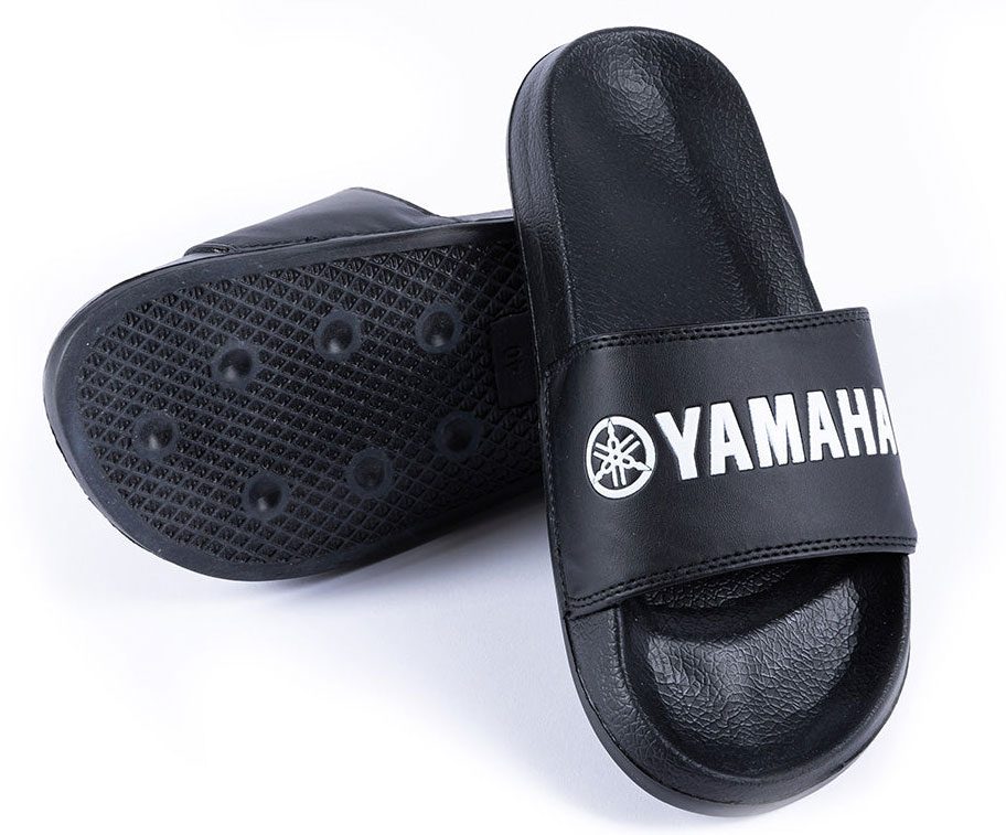 Шлёпанцы Yamaha REVS Beach Slides получили формованные чёрные стельки и контрастный белый логотип с тюнинг-вилкой.