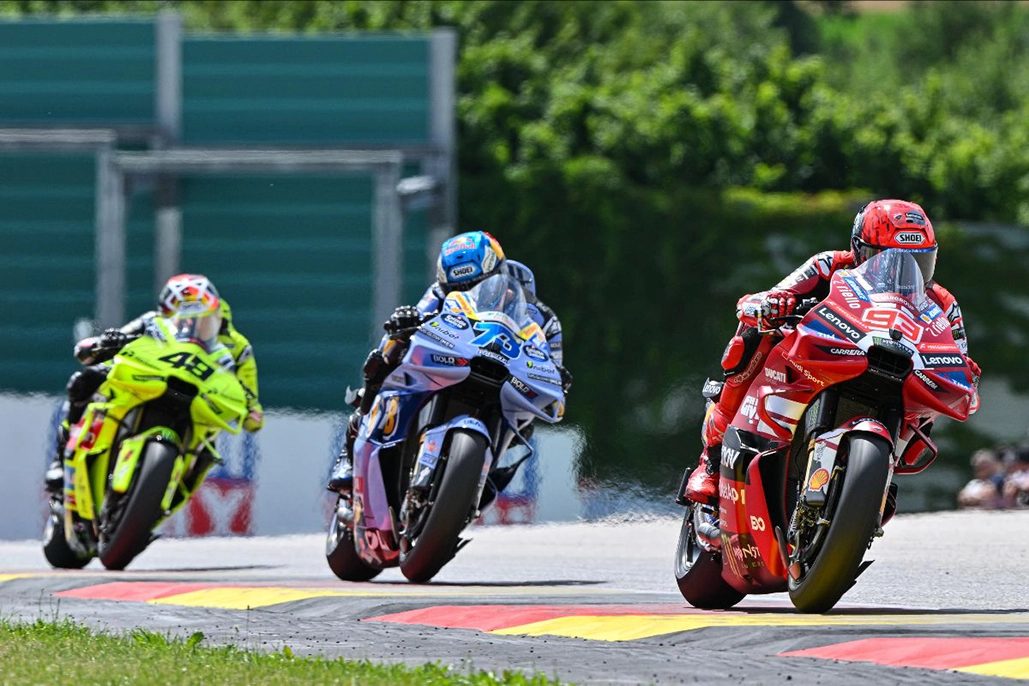 MotoGP: Марк Маркес удержал натиск соперников и взял спринт в Заксенринге