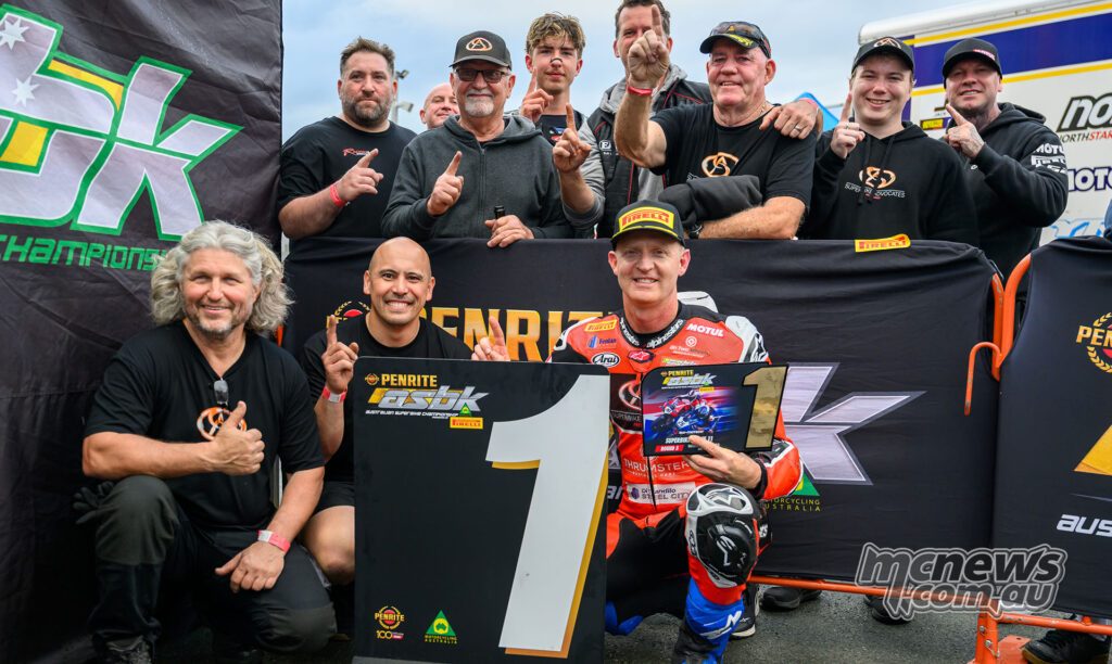 Superbike Advocates Racing празднует победу с Гленном Аллертоном после завершения сезона победой во второй гонке.