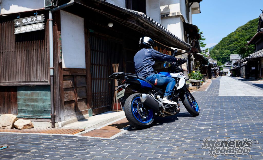 Suzuki позиционирует SV-7GX как универсальную машину для города, загородных дорог и туризма