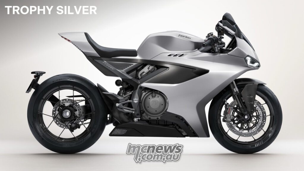 Norton Manx R в цвете Trophy Silver — именно в этой расцветке были тестовые мотоциклы, на которых ездили по дорогам и треку