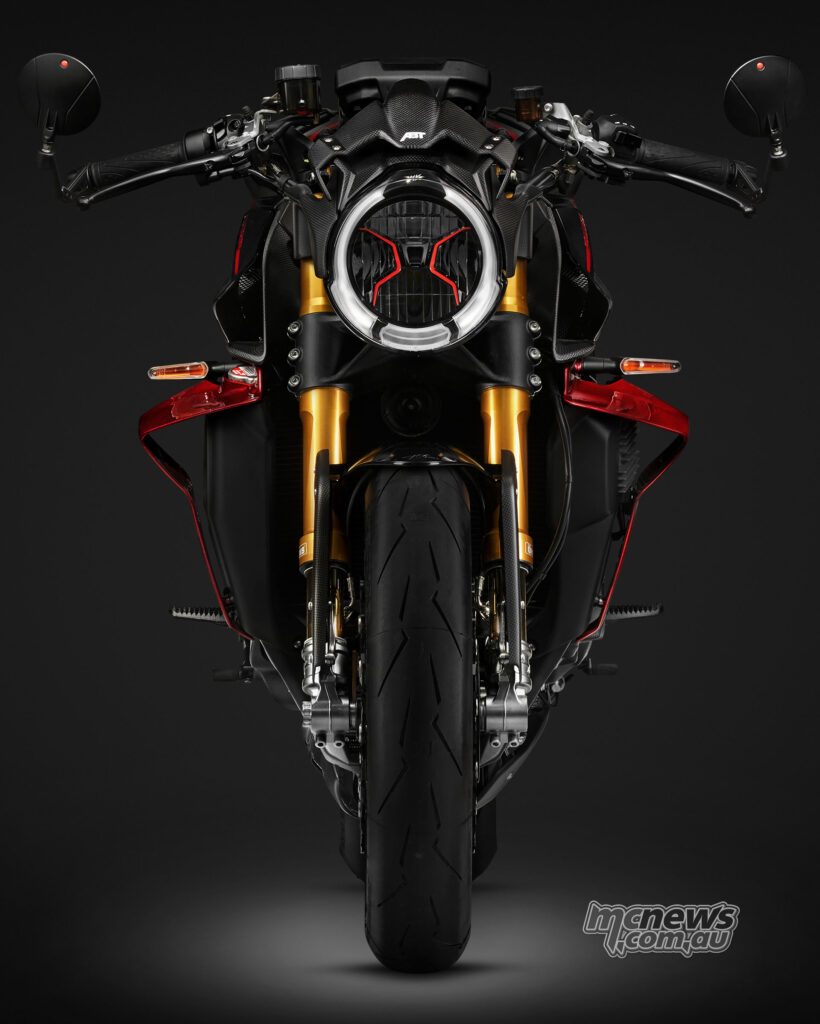 Передняя часть Brutale 1000 ABT сохраняет привычную для MV Agusta агрессию, дополненную компонентами Öhlins и карбоновыми