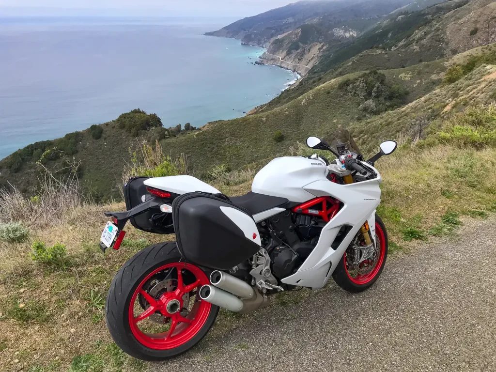 Ducati SuperSport S на Nacimiento-Fergusson Road с видом на California Highway 1.