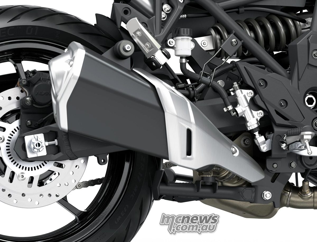 Предкамера выхлопной системы объёмом 5,5 литра позволяет Kawasaki использовать сравнительно компактный глушитель