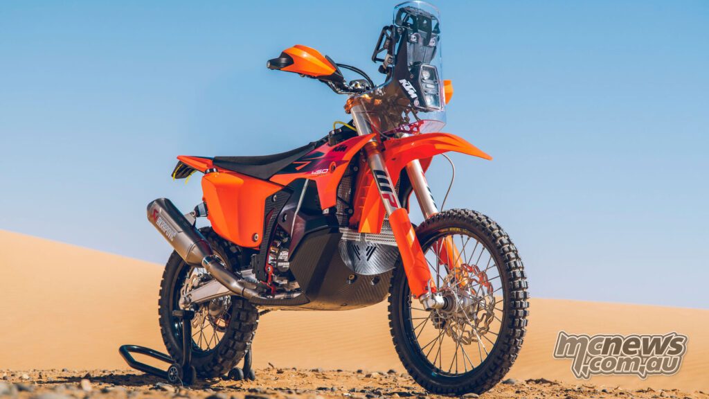 2027 KTM 450 Rally Replica получила дакаровский обтекатель, высокий ветровой экран, спицованные колёса и раллийные