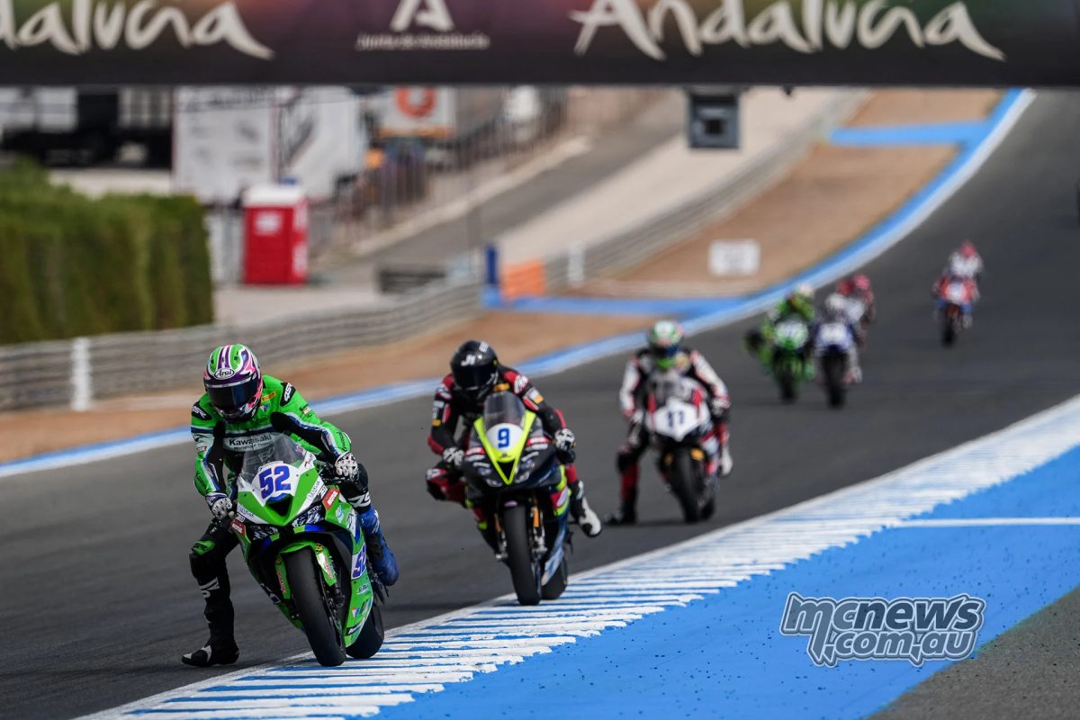 Алкоба возглавляет группу Наварро и Феррари в гонке WorldSSP. В итоге это трио финишировало вторым, седьмым и шестым