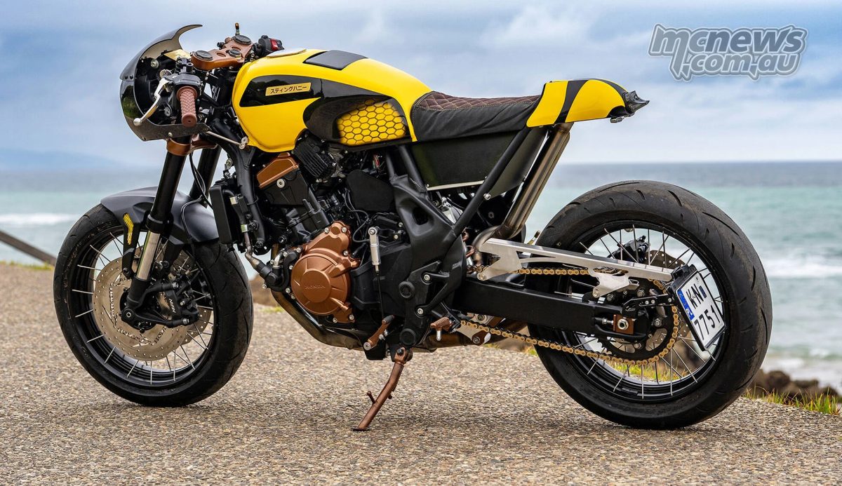 Сотовые детали и заостренная хвостовая часть придают Sting Honey от Honda Sokół и Steel Choppers узнаваемый облик