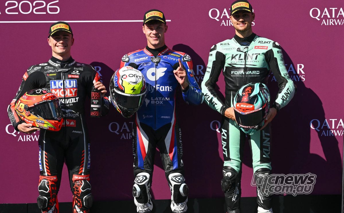 Первый ряд Moto2, слева направо: Мануэль Гонсалес, обладатель поула Филип Салач и Алекс Эскриг