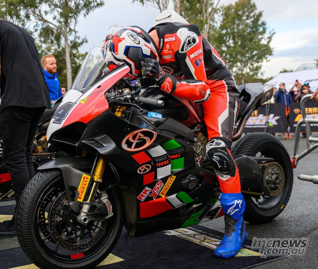 Гленн Аллертон в закрытом парке после победы в финальной гонке Superbike сезона ASBK 2026.