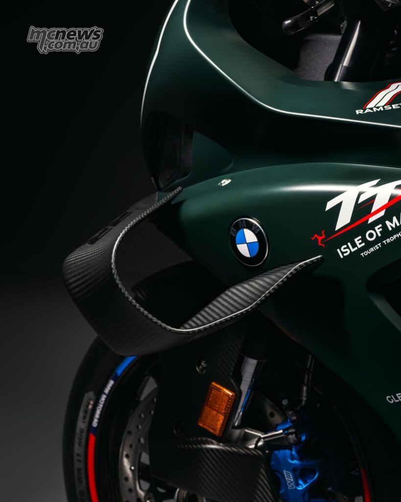 British Racing Green, открытый карбон и фирменная символика TT делают переднюю четверть одним из главных акцентов