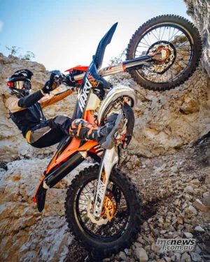 2027 KTM 300 EXC HARDENDURO: без лишней драмы, но с прежним запасом прочности — фото 6
