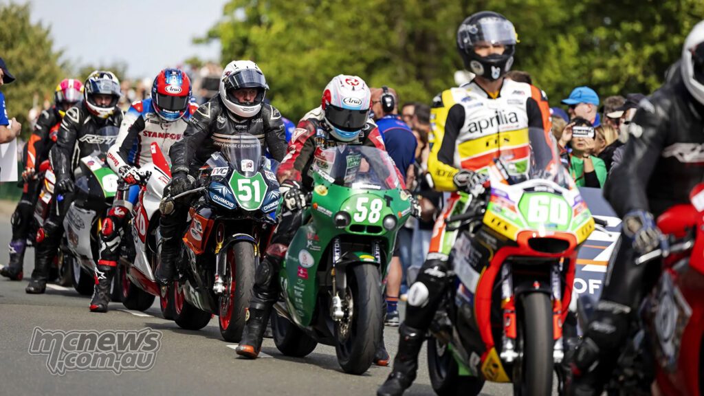 Пелотон Sportbike выстраивается перед выездом на Mountain Course: в обновленной категории TT представлены Aprilia, Paton