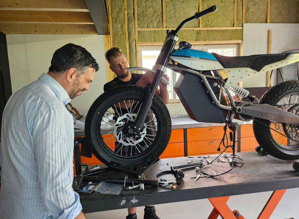 Trevor Motorcycles начала поставки DTRe Vince — фото 7