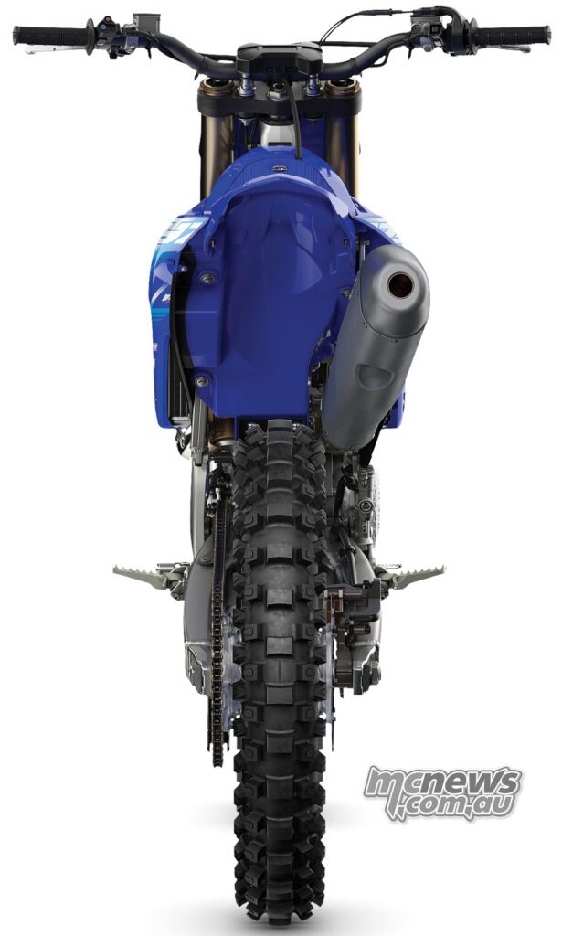 Вид сзади на стандартную YZ250F 2027 года в цвете Team Yamaha Blue, демонстрирующий более узкую заднюю часть и обновлённую