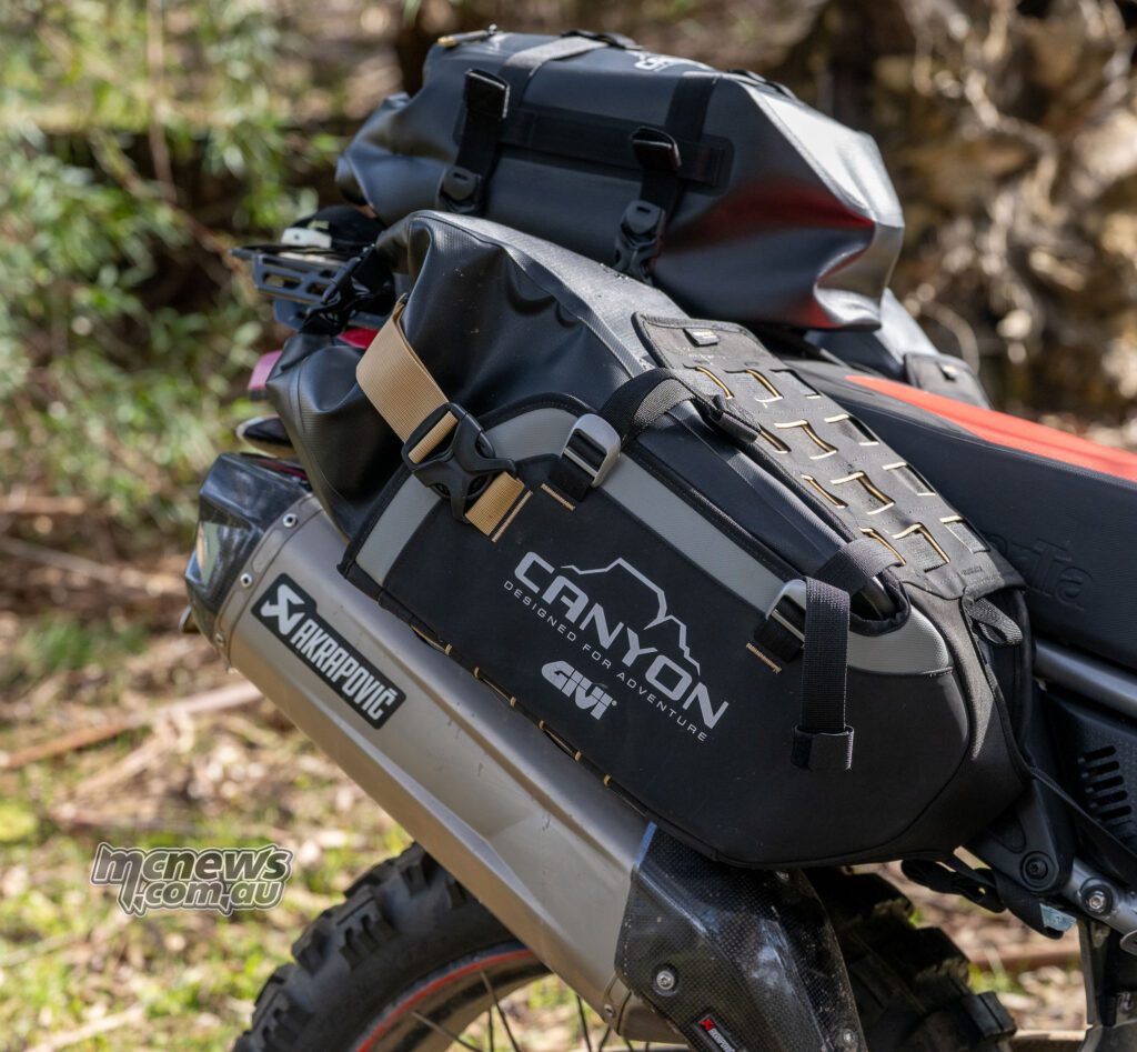 Бескаркасная трехсумочная система Givi Canyon GRT721B, установленная на Aprilia Tuareg 660, обеспечивает 44 литра полезного