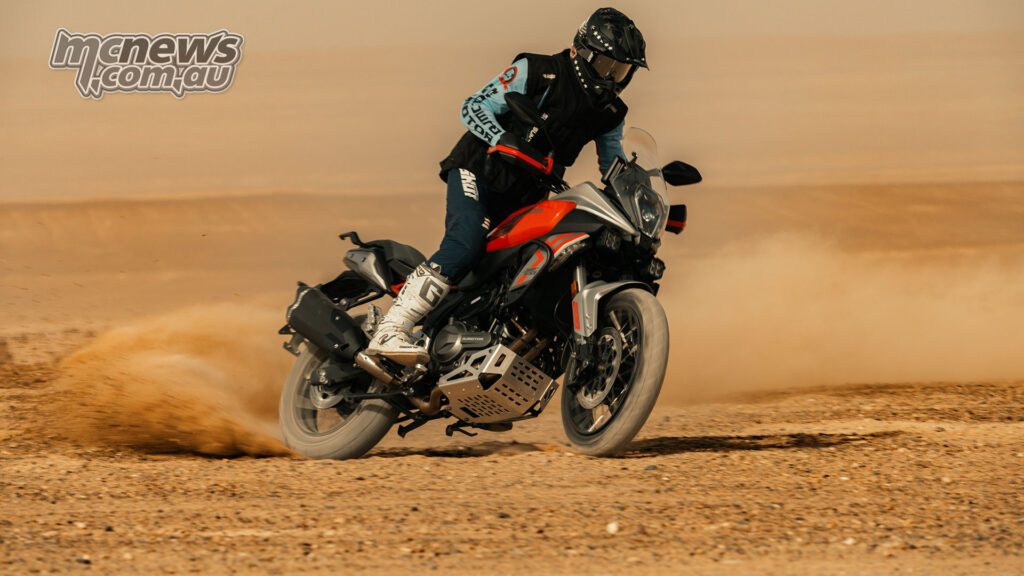 QJMOTOR SRT 600 SX демонстрирует широту линейки приключенческих мотоциклов компании, хотя австралийские спецификации и