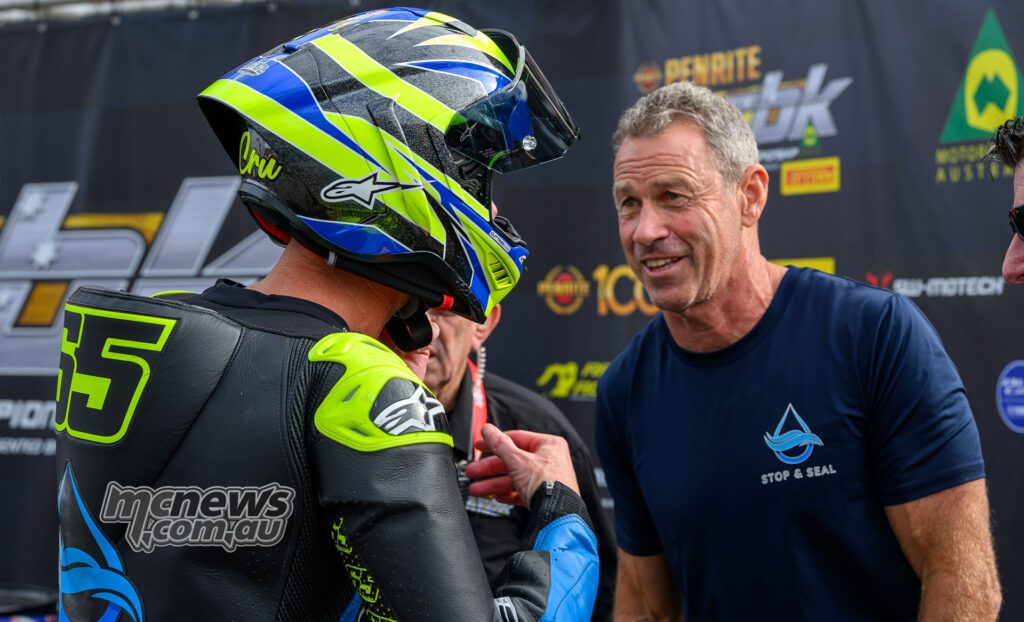 Cru Halliday празднует поул вместе с механиком Brent Stephens после победы в квалификации Superbike.