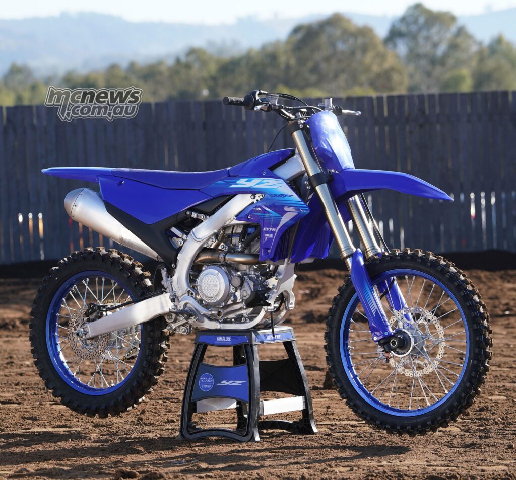 При массе 107 кг в снаряженном состоянии Yamaha YZ250F 2027 года сочетает существенно переработанный двигатель с новейшей