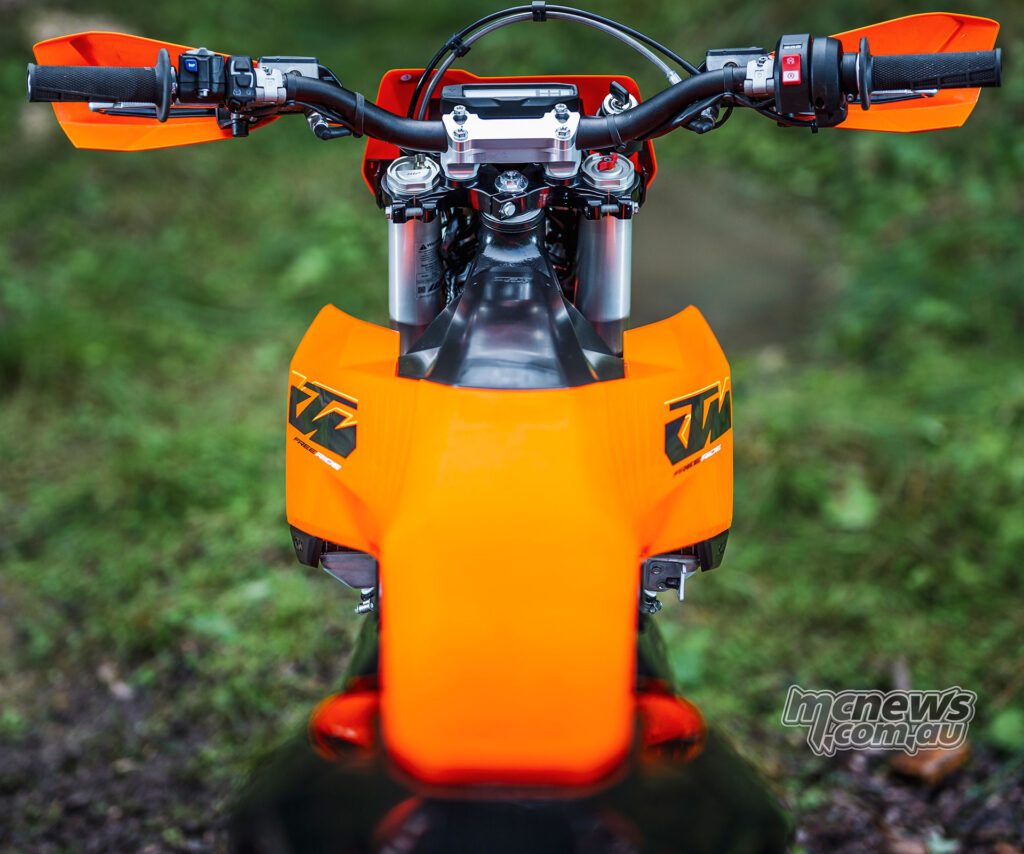 Вид на приборную панель 2027 KTM Freeride E.