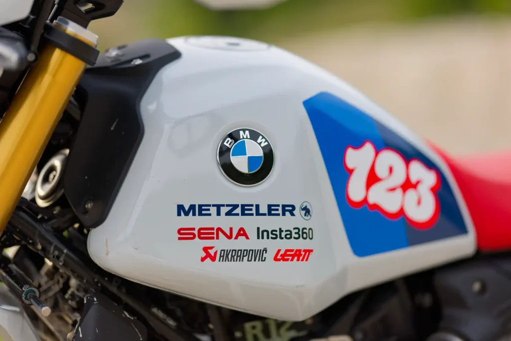 Теперь остается лишь подобрать фирменную графику в стиле 2027 BMW R 12 G/S GS Trophy Competition Bike — и можно отправляться