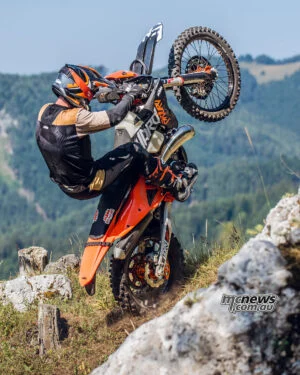 2027 KTM 300 EXC HARDENDURO: без лишней драмы, но с прежним запасом прочности — фото 5
