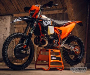 2027 KTM 300 EXC HARDENDURO: без лишней драмы, но с прежним запасом прочности — фото 8