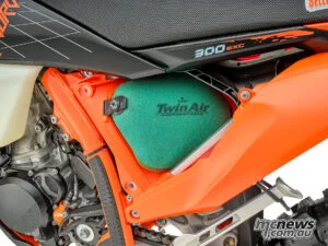 2027 KTM 300 EXC HARDENDURO: без лишней драмы, но с прежним запасом прочности — фото 3