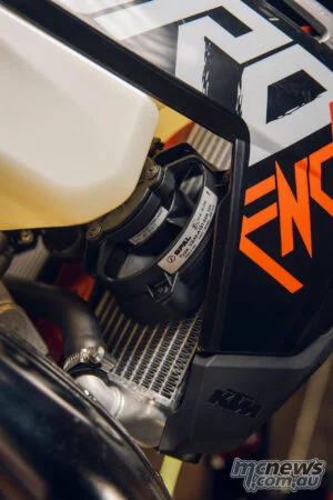 2027 KTM 300 EXC HARDENDURO: без лишней драмы, но с прежним запасом прочности — фото 13