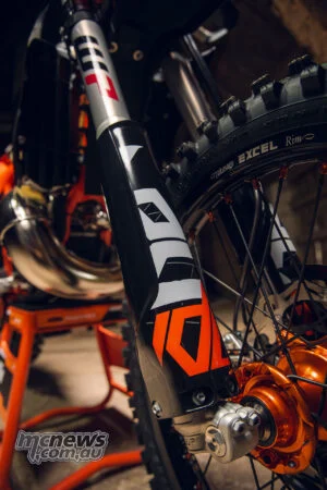 2027 KTM 300 EXC HARDENDURO: без лишней драмы, но с прежним запасом прочности — фото 14