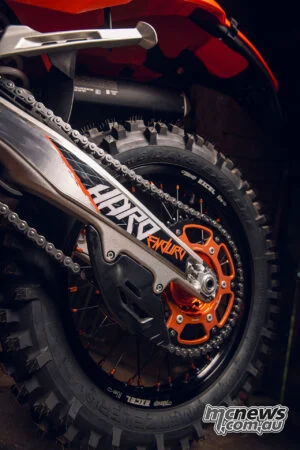 2027 KTM 300 EXC HARDENDURO: без лишней драмы, но с прежним запасом прочности — фото 15