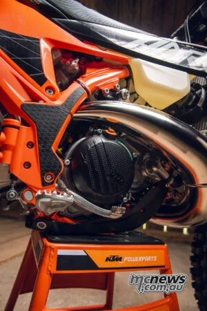 2027 KTM 300 EXC HARDENDURO: без лишней драмы, но с прежним запасом прочности — фото 21