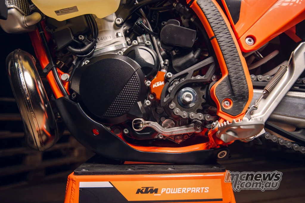 Смысл пакета HARDENDURO — в меньшей зависимости от каталога PowerParts: защита рабочего цилиндра сцепления, накладки на раму