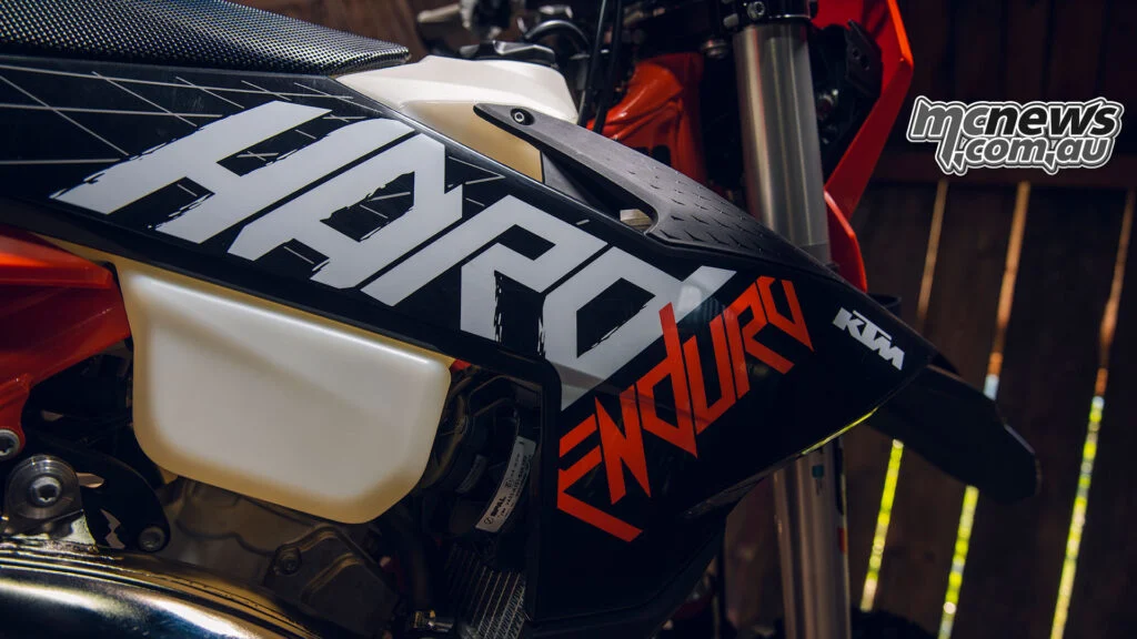 Главное изменение 2027 года видно сразу на облицовке: переработанная графика HARDENDURO вместо полной технической