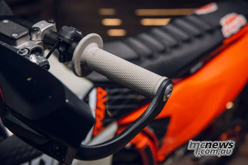2027 KTM 300 EXC HARDENDURO: без лишней драмы, но с прежним запасом прочности — фото 2