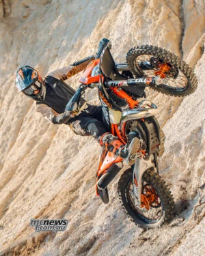 2027 KTM 300 EXC HARDENDURO: без лишней драмы, но с прежним запасом прочности — фото 7